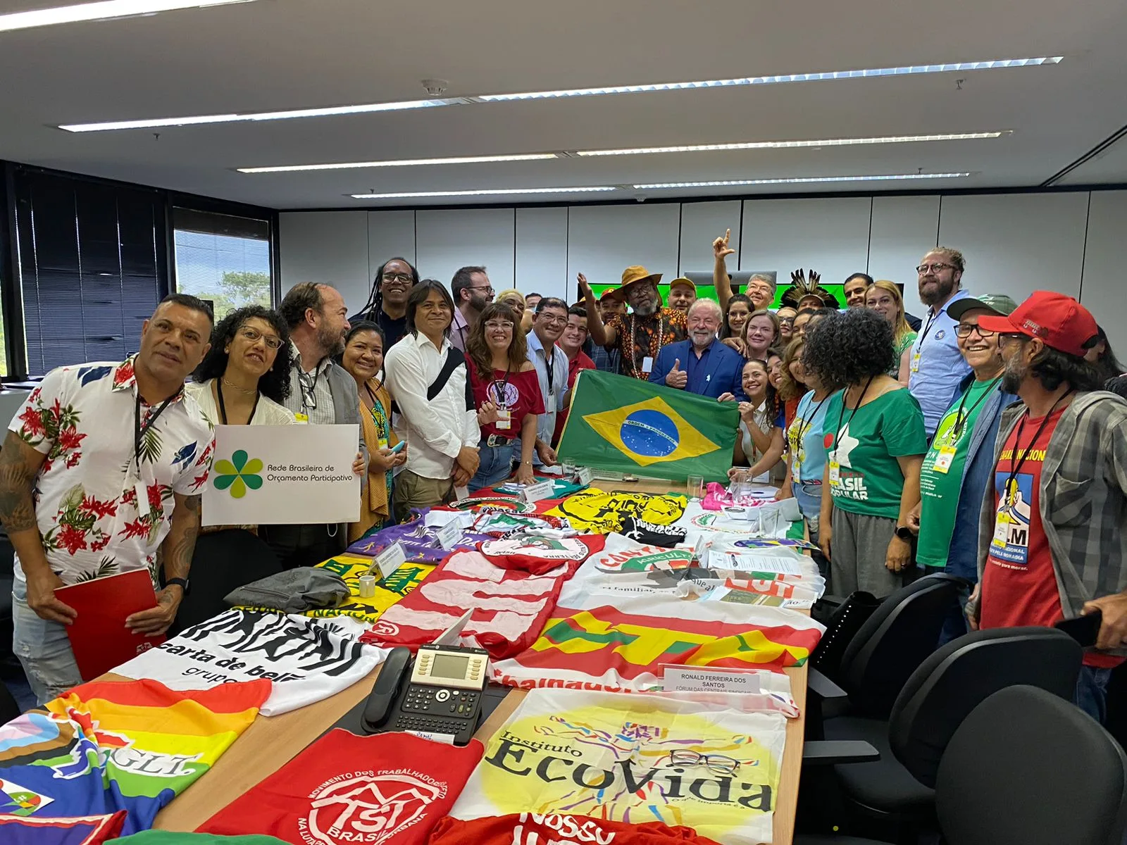 PRESIDENTE ELEITO RECEBE RELATÓRIO ELABORADO COM AS PRIORIDADES DA SOCIEDADE CIVIL